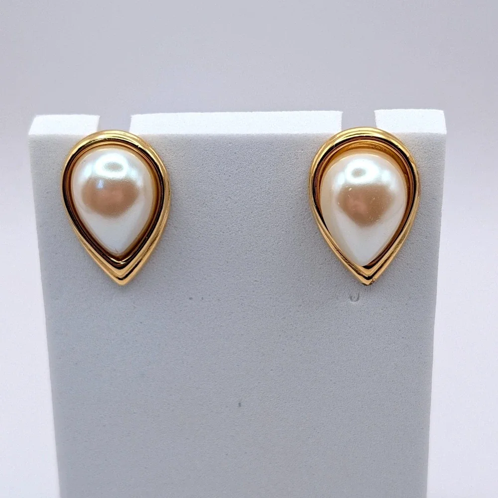 Vintage Monet Gold Tone Teardrop Faux Pearl Clip On Earrings 3805